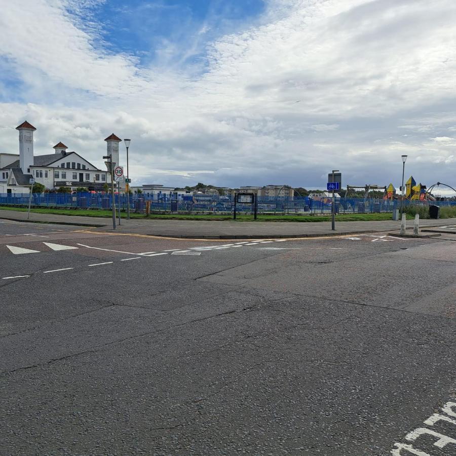 Maze Great Escape Apartment Ayr Bagian luar foto