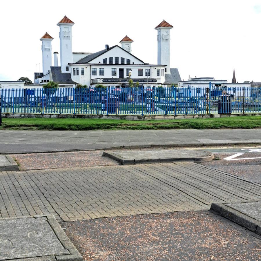 Maze Great Escape Apartment Ayr Bagian luar foto